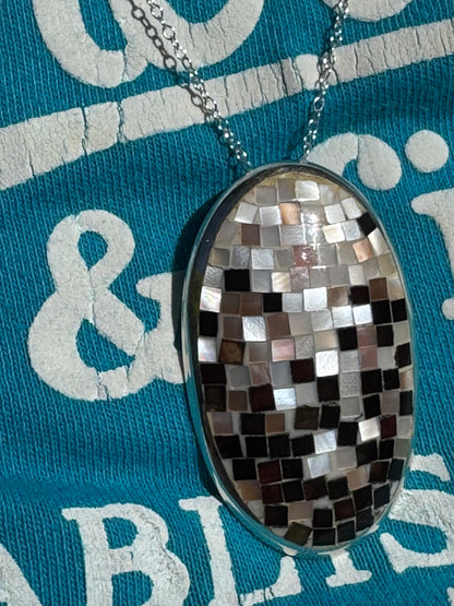 BIG OVAL BROWN WHITE AND BLACK MOTHER OF PEARL NECKLACE