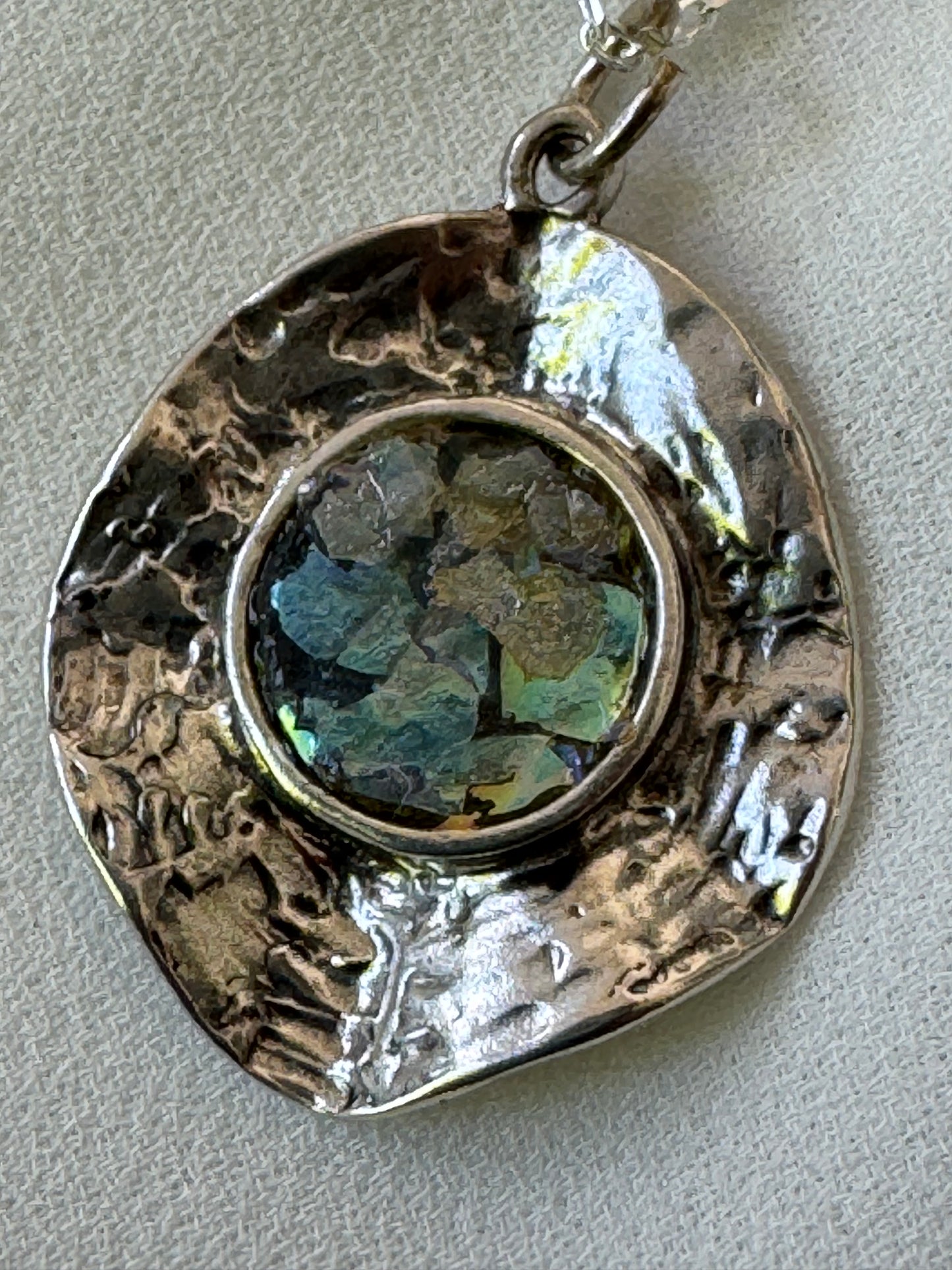 OVAL HAMMERED ROMAN GLASS NECKLACE