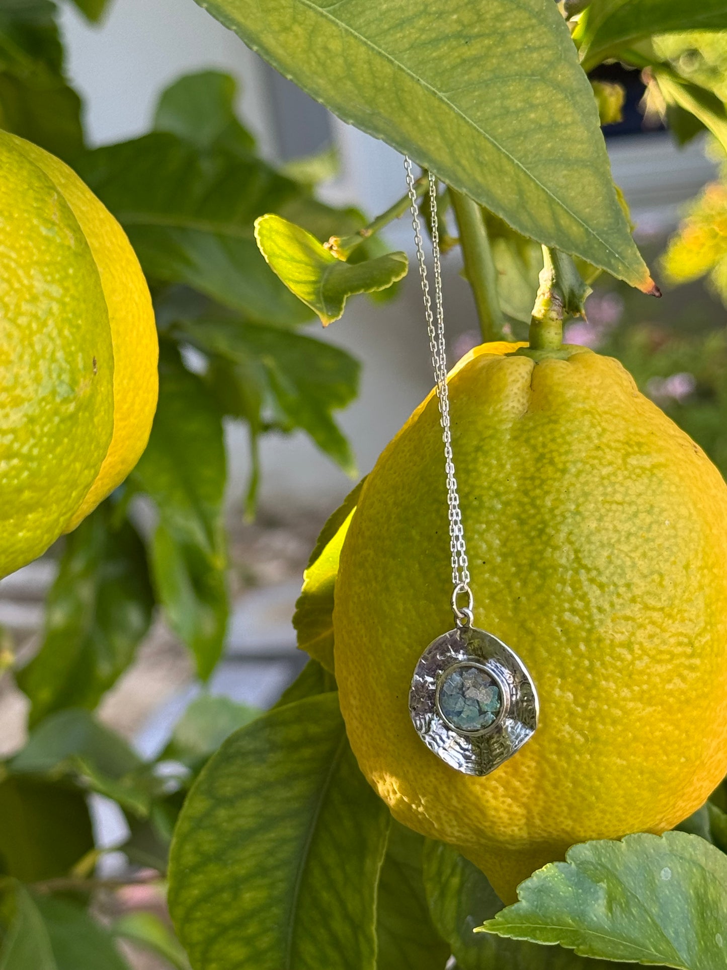 OVAL HAMMERED ROMAN GLASS NECKLACE