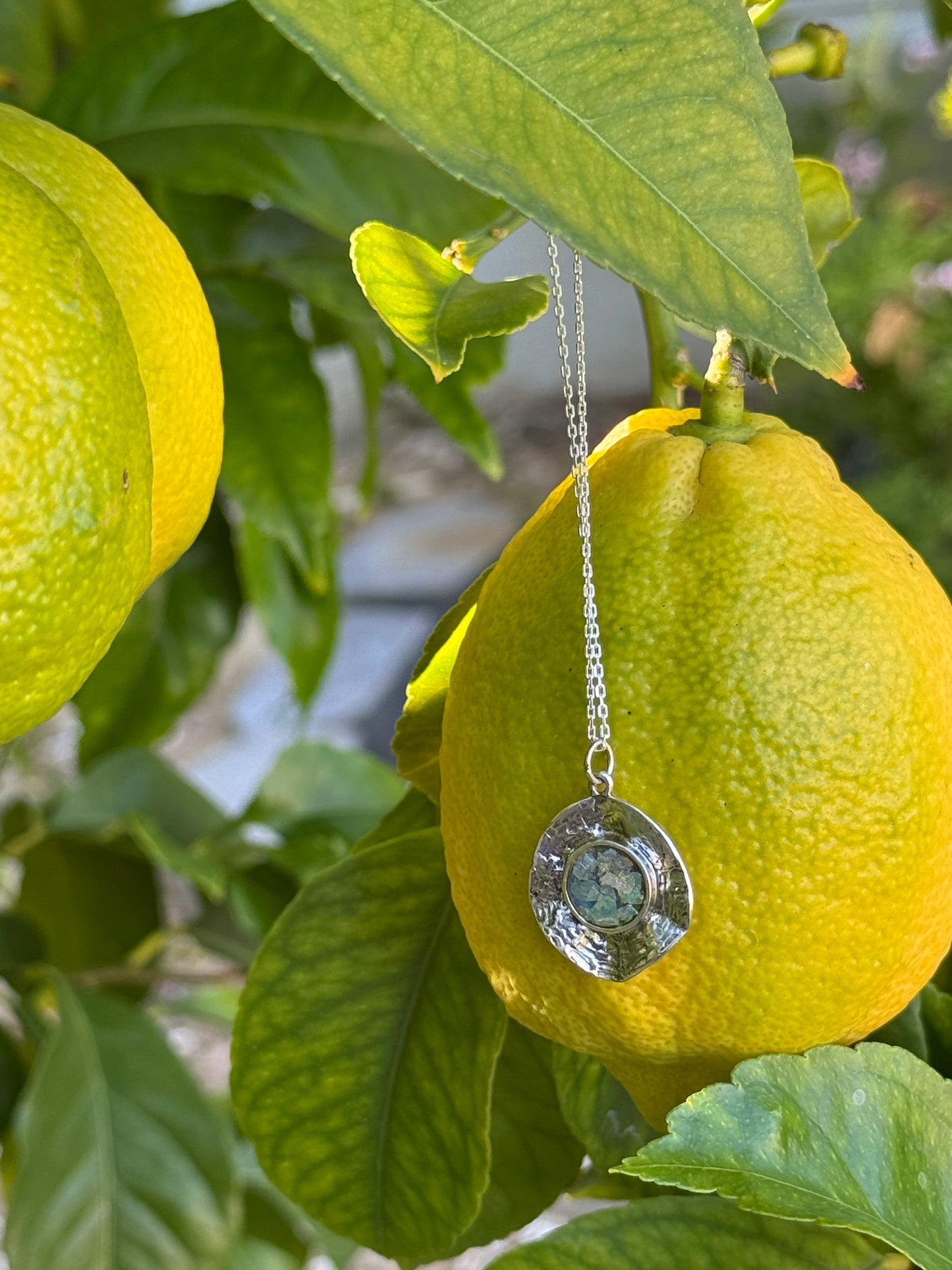 OVAL HAMMERED ROMAN GLASS NECKLACE